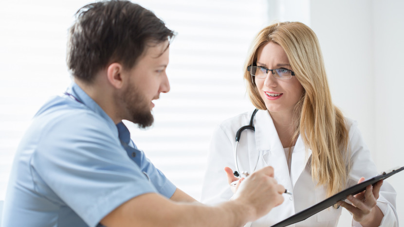 Médico hablando con el paciente