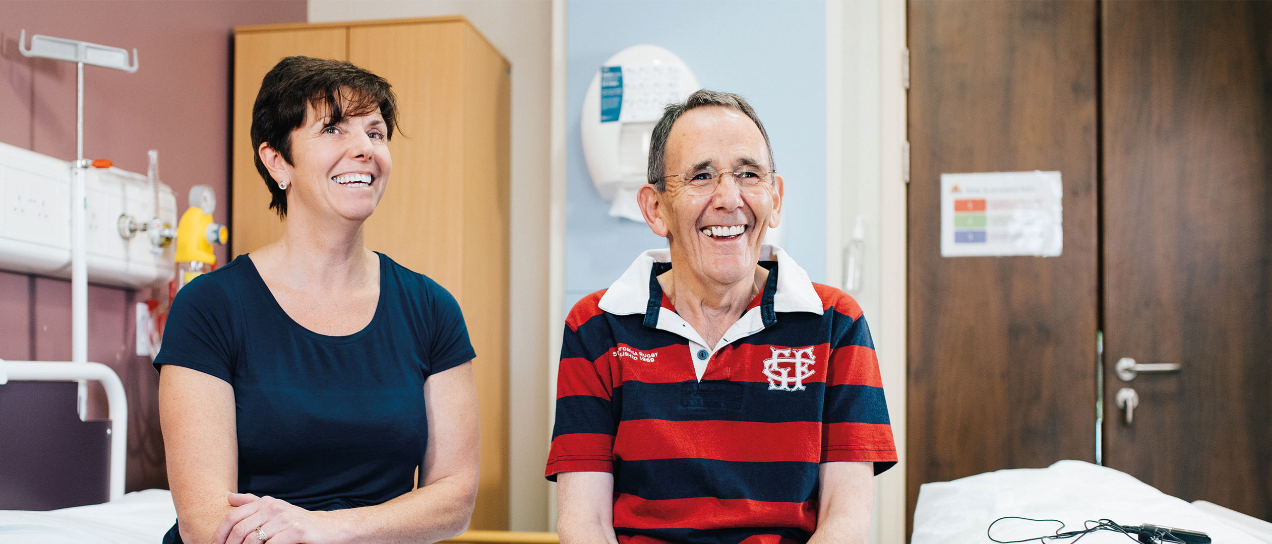 Un homme et une femme souriants