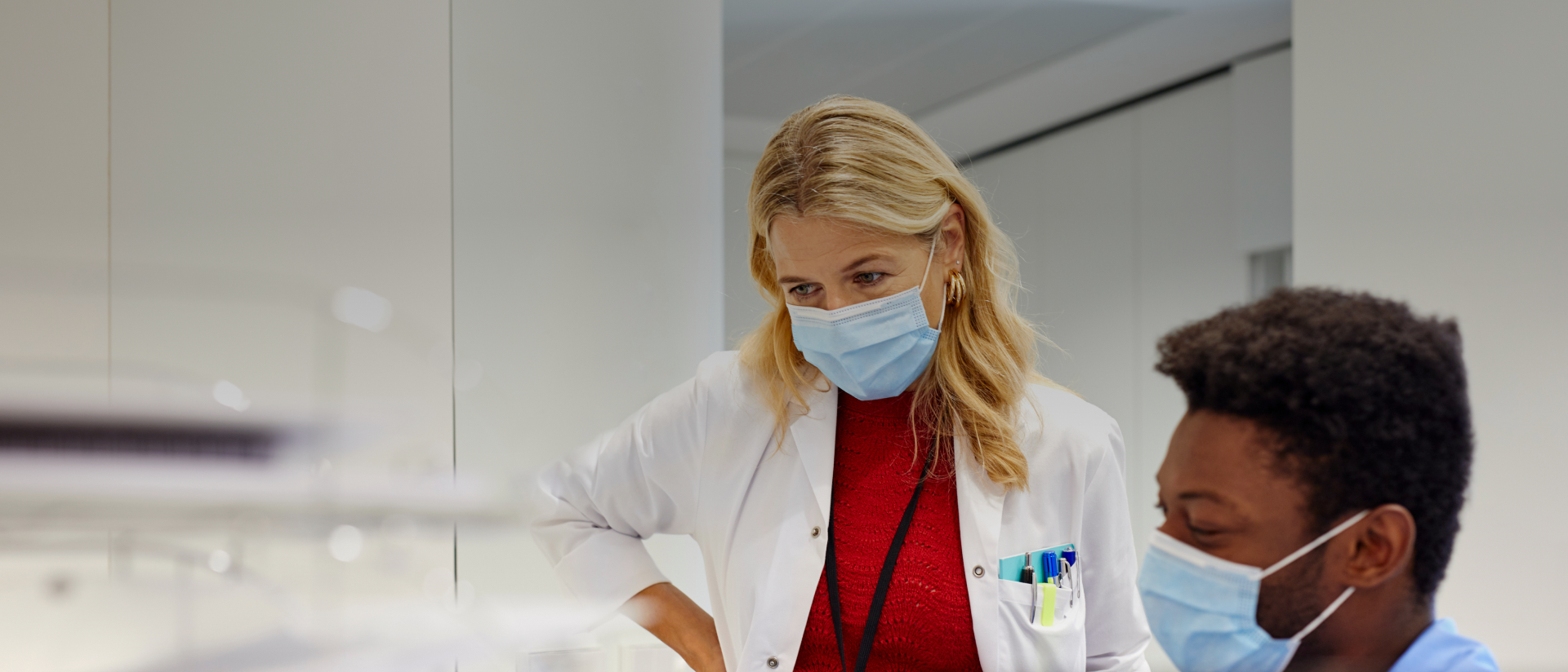 Un médico mirando a un paciente