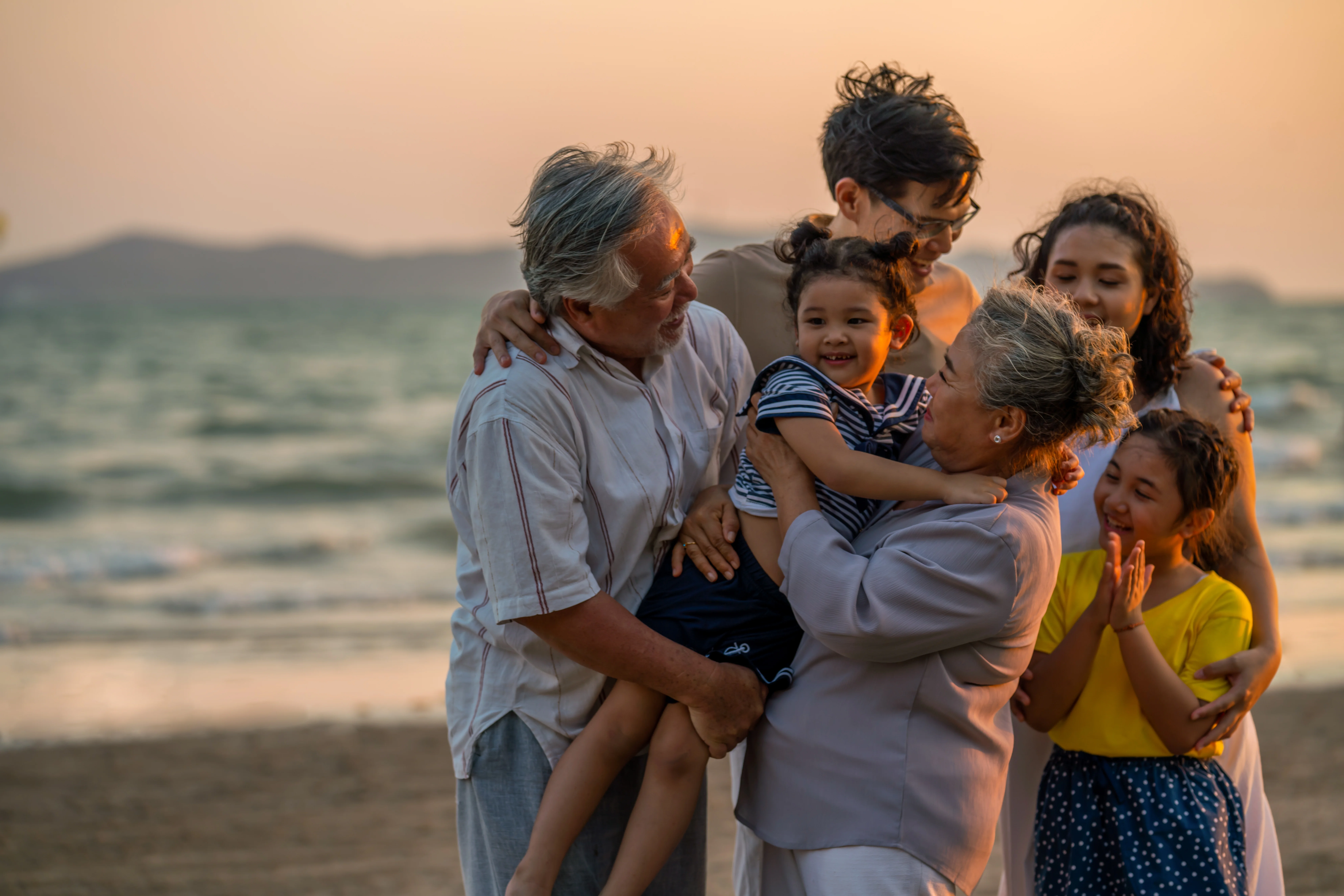 Una familia posando en una playa