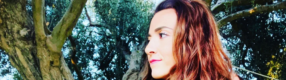 Una donna con i capelli rossi