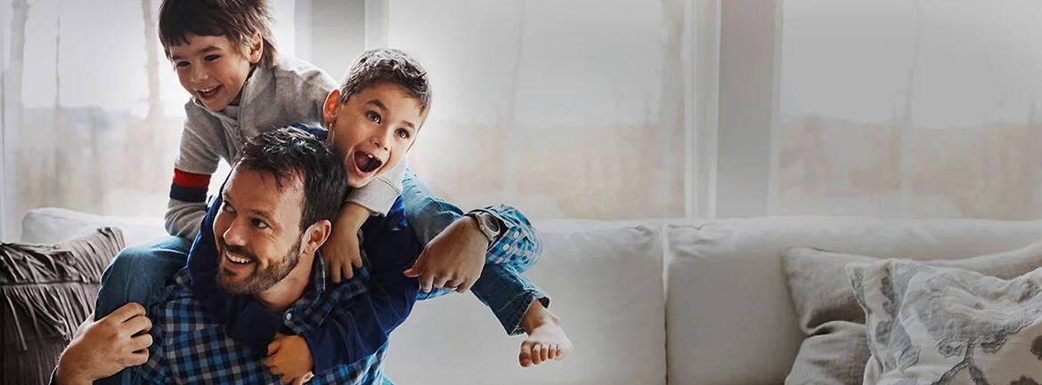 une personne qui tient un enfant