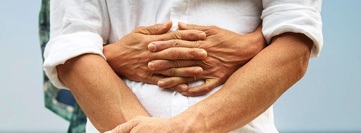 Gros plan d’un homme tenant ses mains jointes