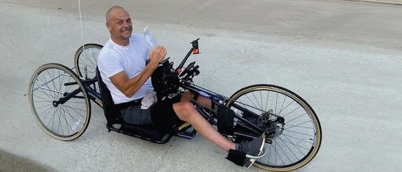 Un hombre sentado en una silla de ruedas
