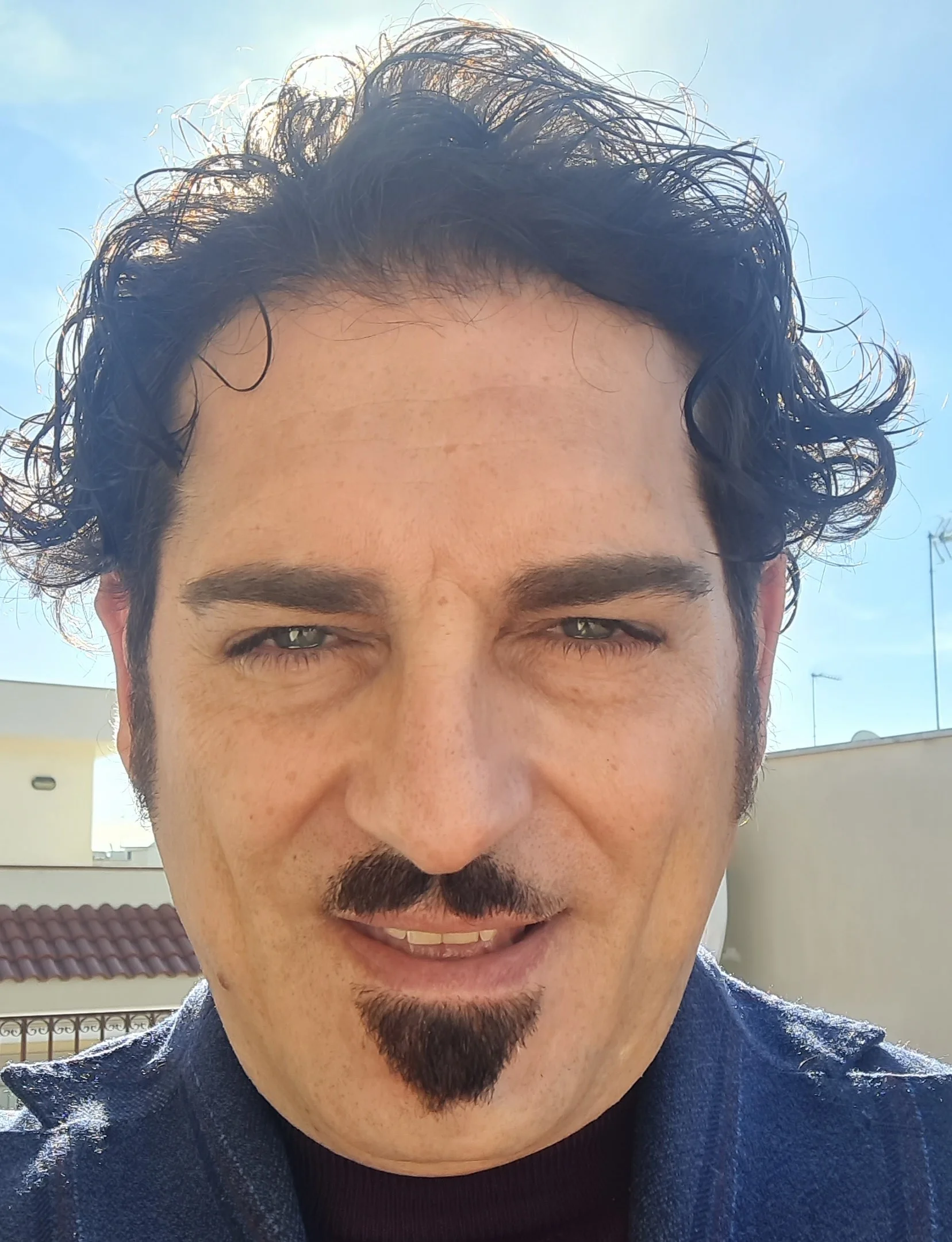 un uomo con i baffi