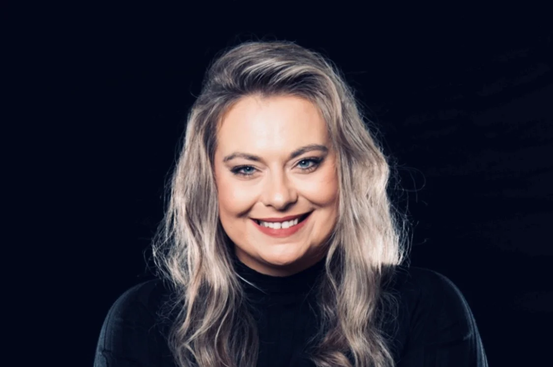eine Frau mit langen Haaren