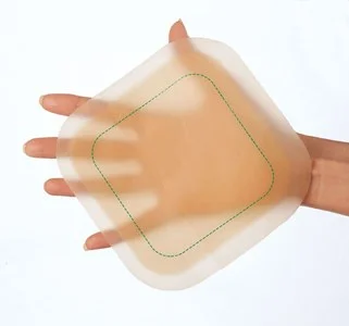 en hånd, der holder en sårbandage