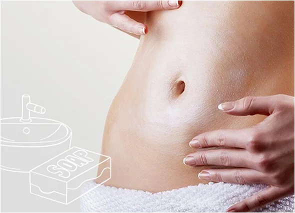 La mano di una donna che tocca la testa di un bambino