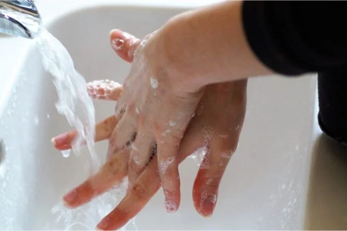 La mano de una persona en una bañera