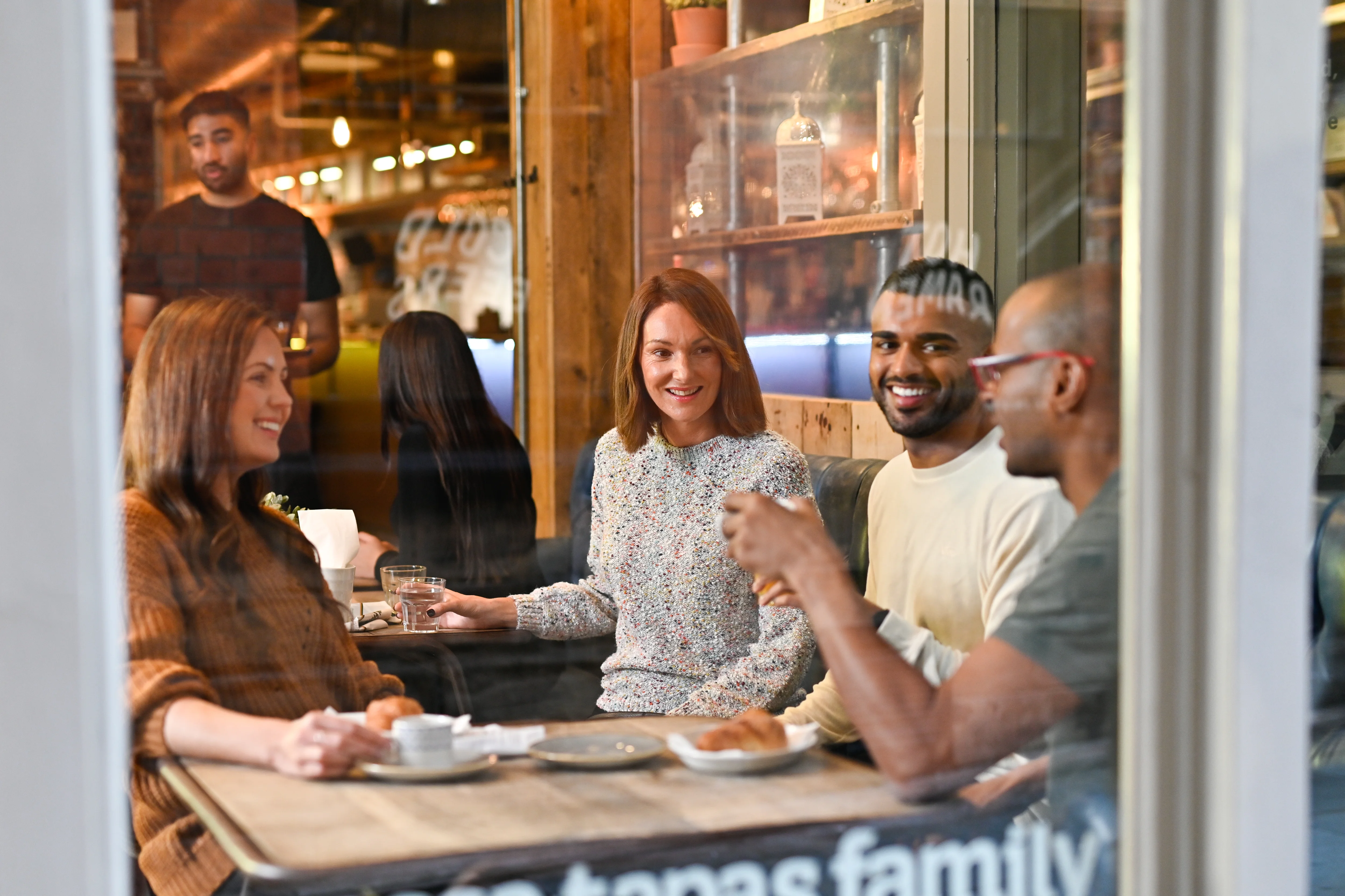 Un grupo de personas sentadas en una mesa