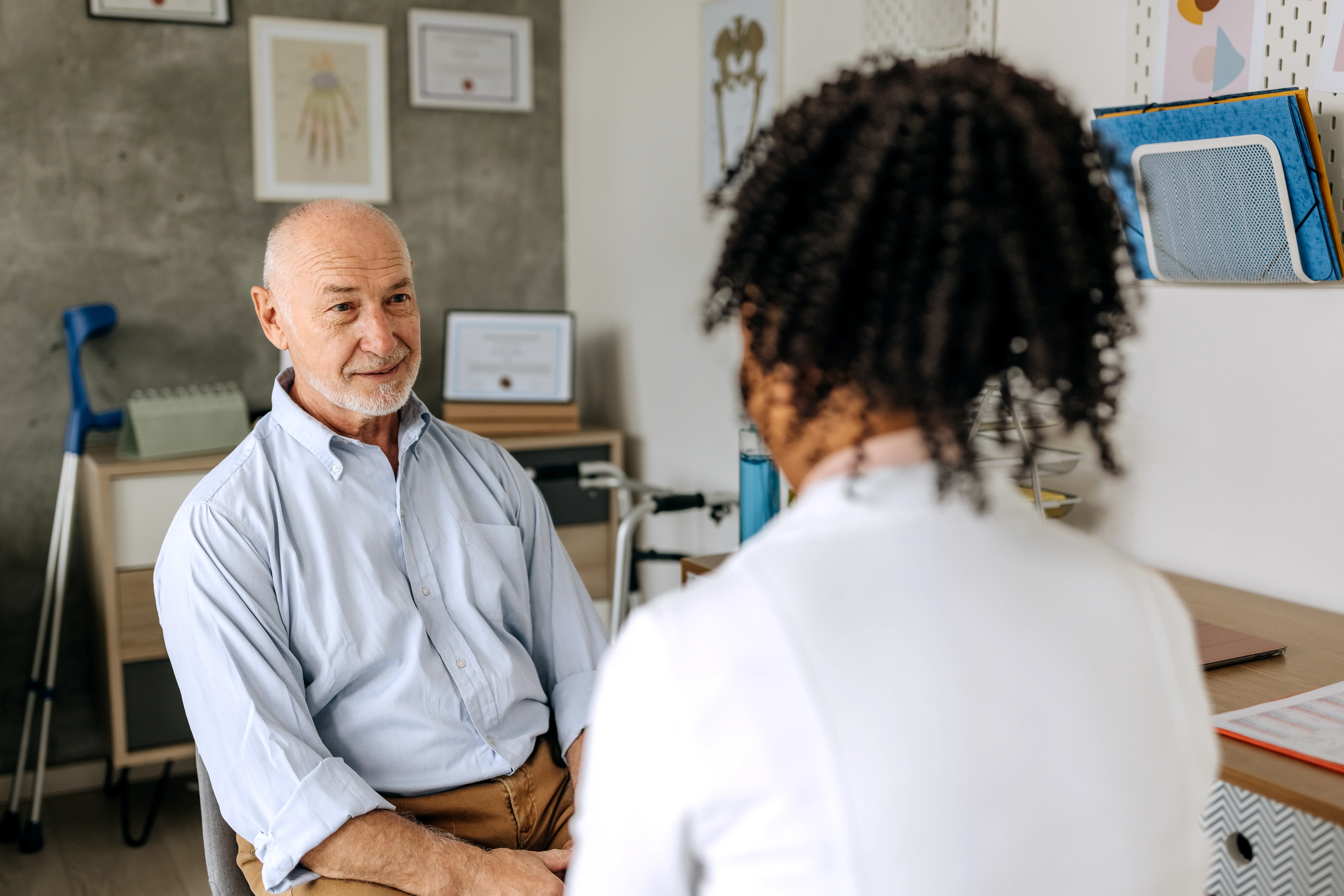 Un médico hablando con un paciente