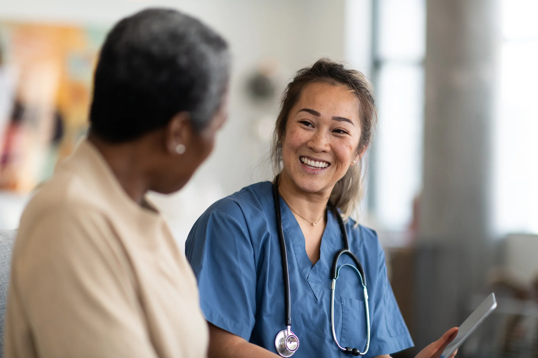 Un médico hablando con un paciente