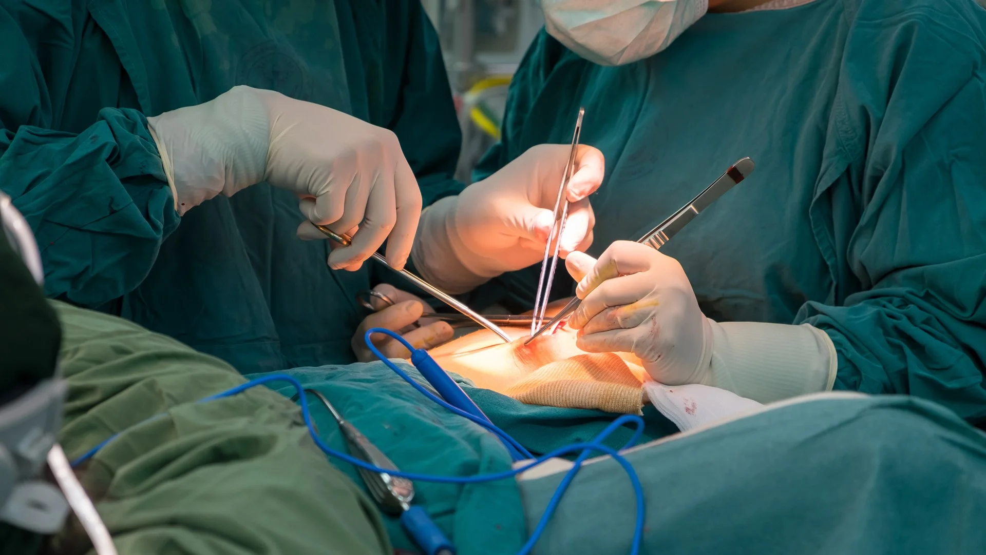 Una persona que realiza un experimento