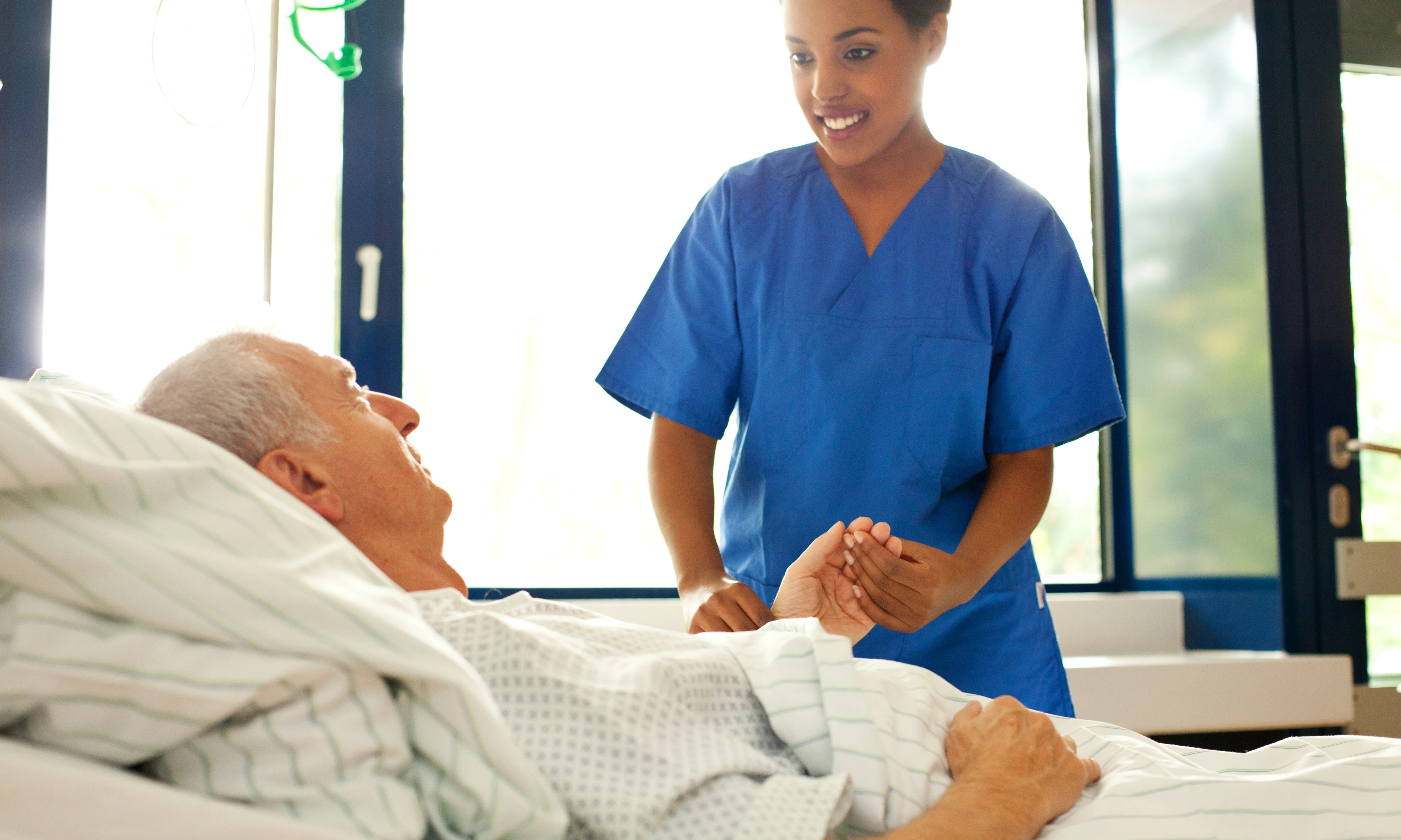 Eine Krankenschwester, die einen Patienten untersucht