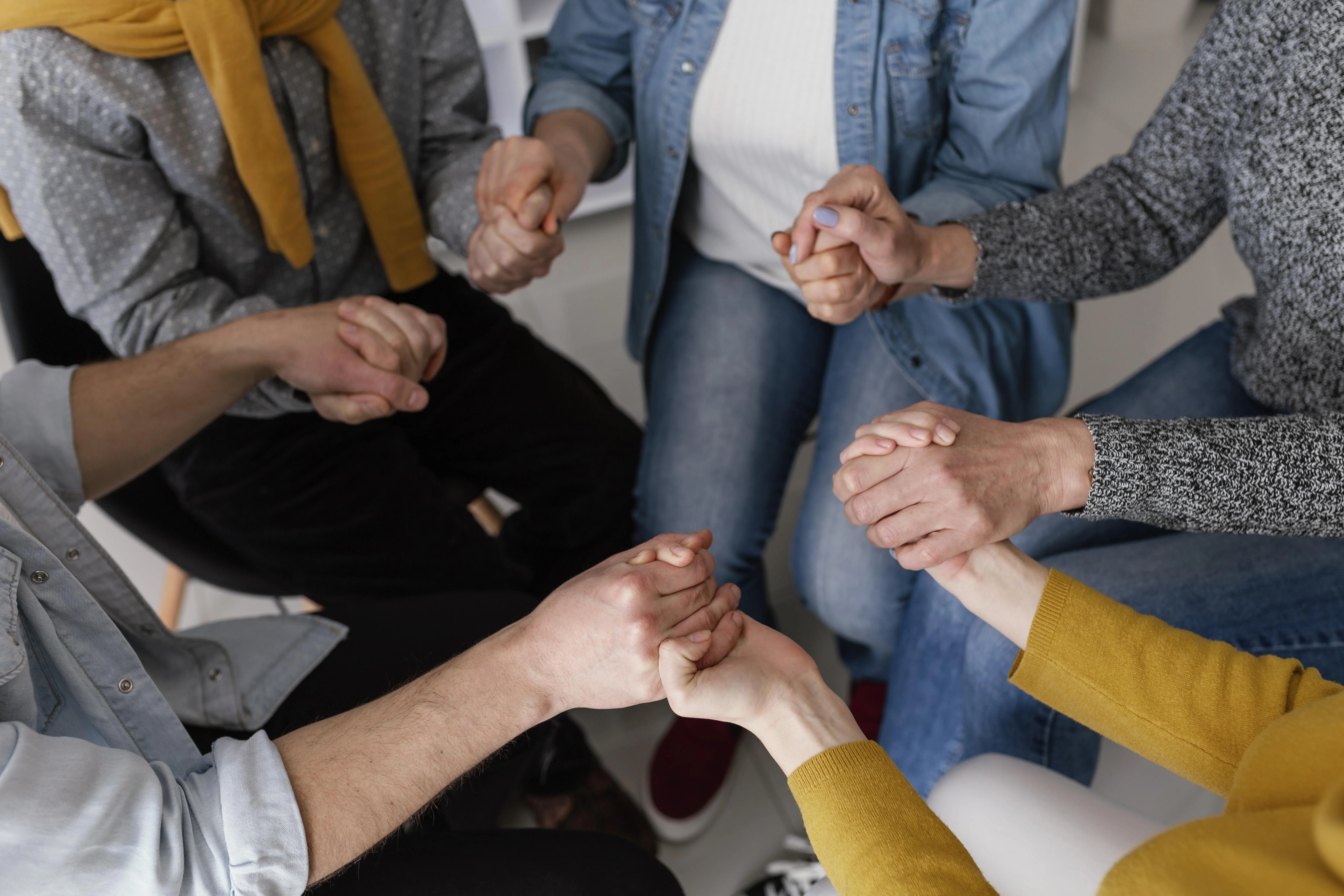 Un grupo de personas sentadas juntas