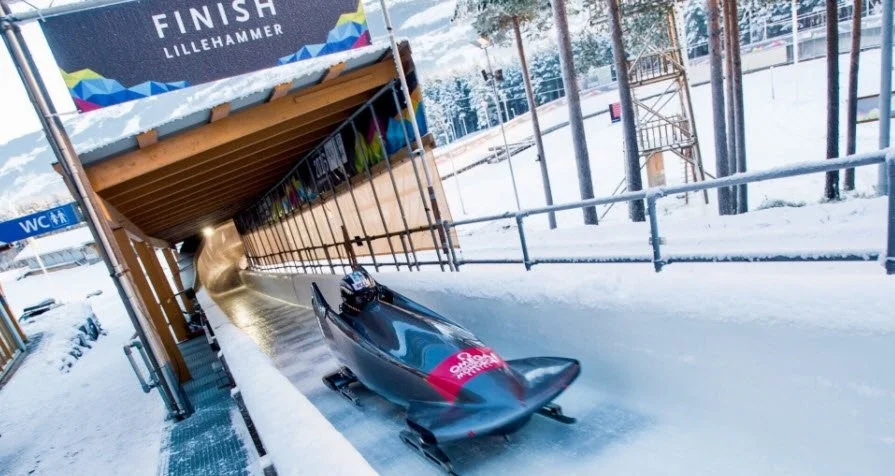Bobsled cruzando una línea de meta