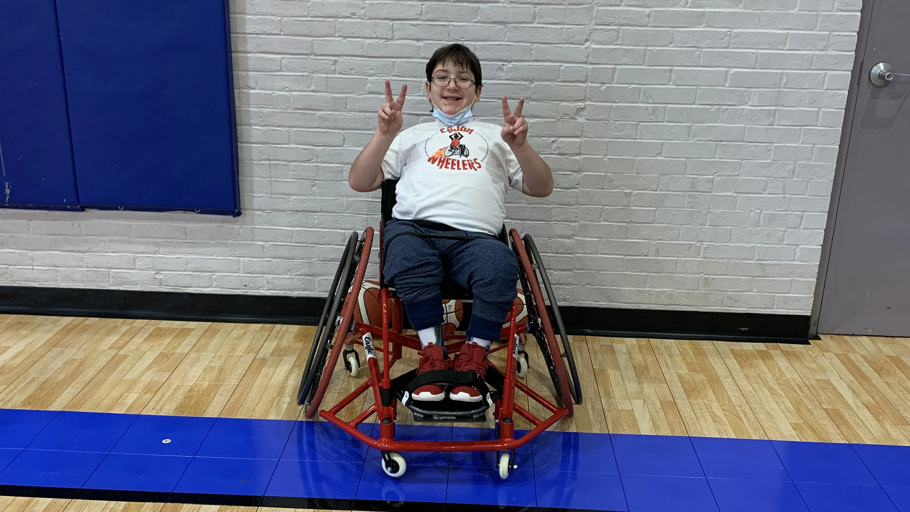 Eli en una cancha de baloncesto