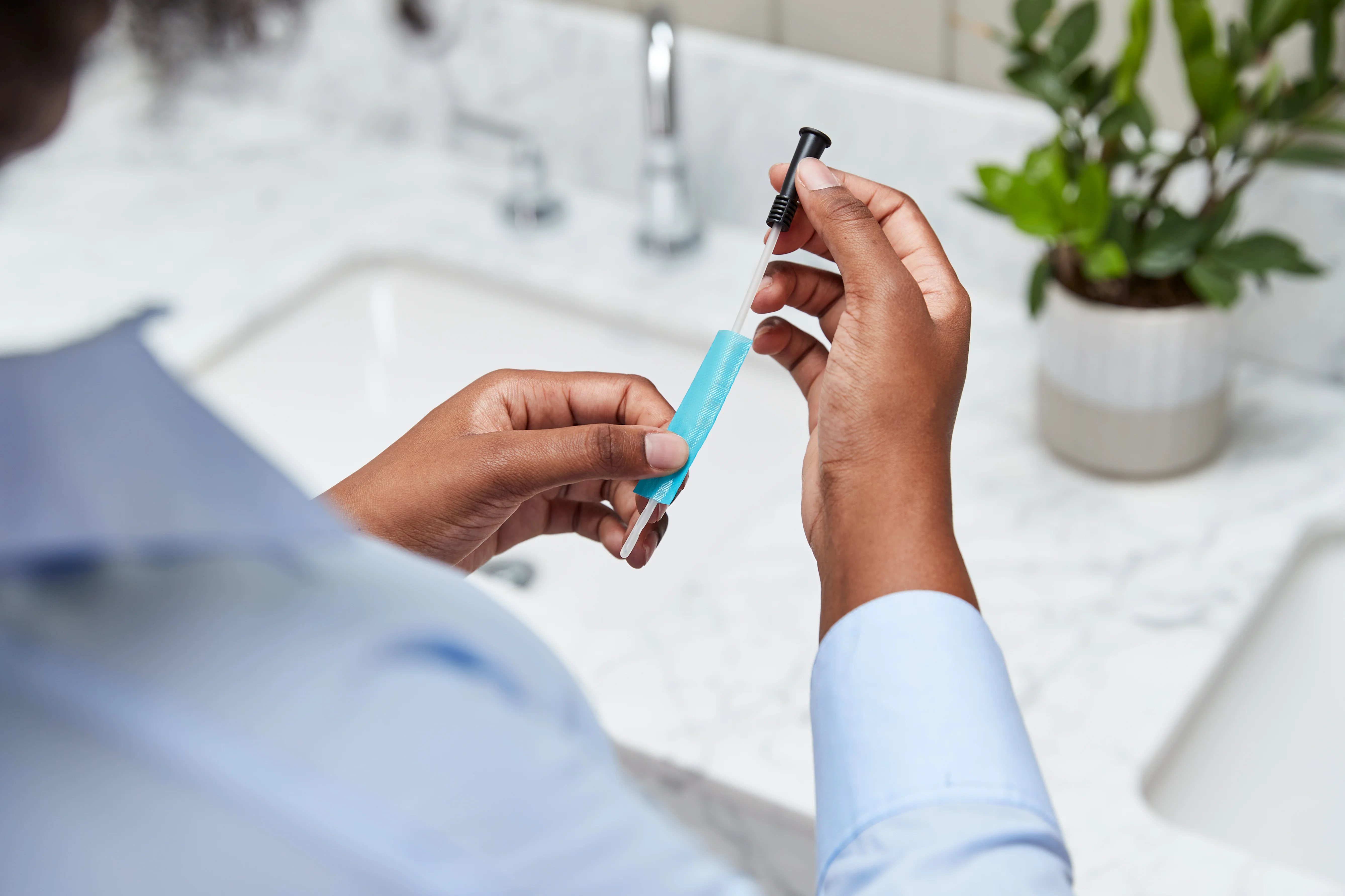 une personne tenant un stylo