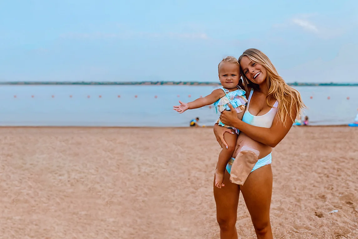 Duas mulheres em trajes de banho em uma praia