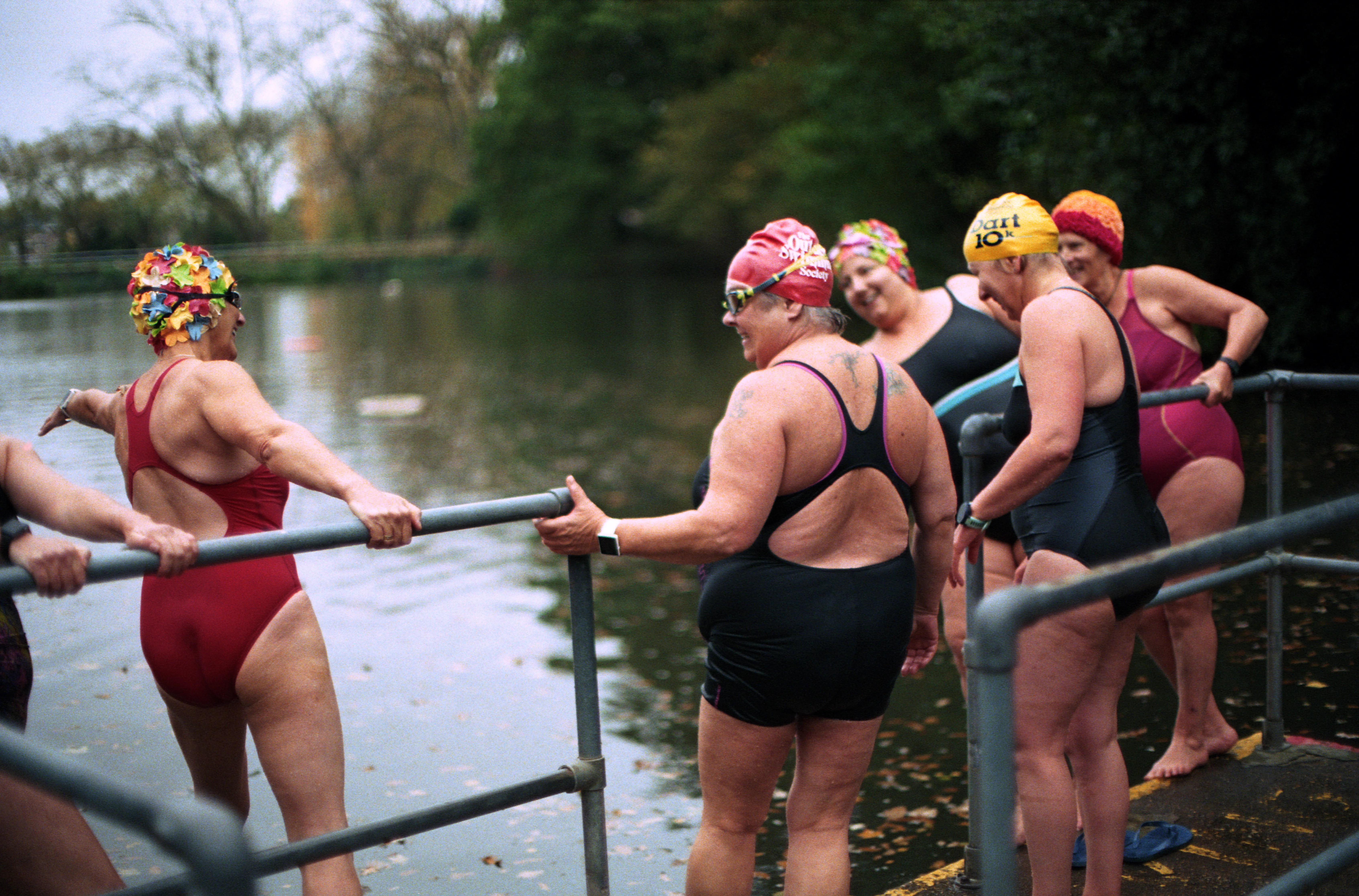 Un grupo de personas en traje de baño sosteniendo un remo en un río