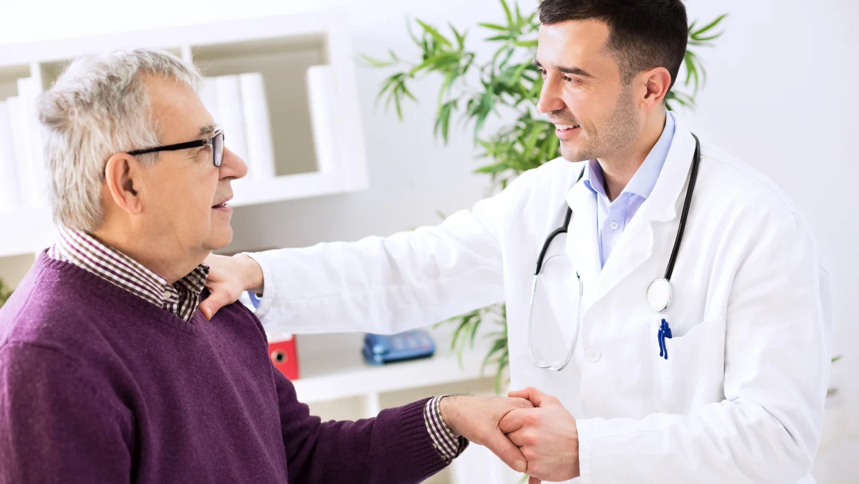 un medico che controlla il polso di un uomo