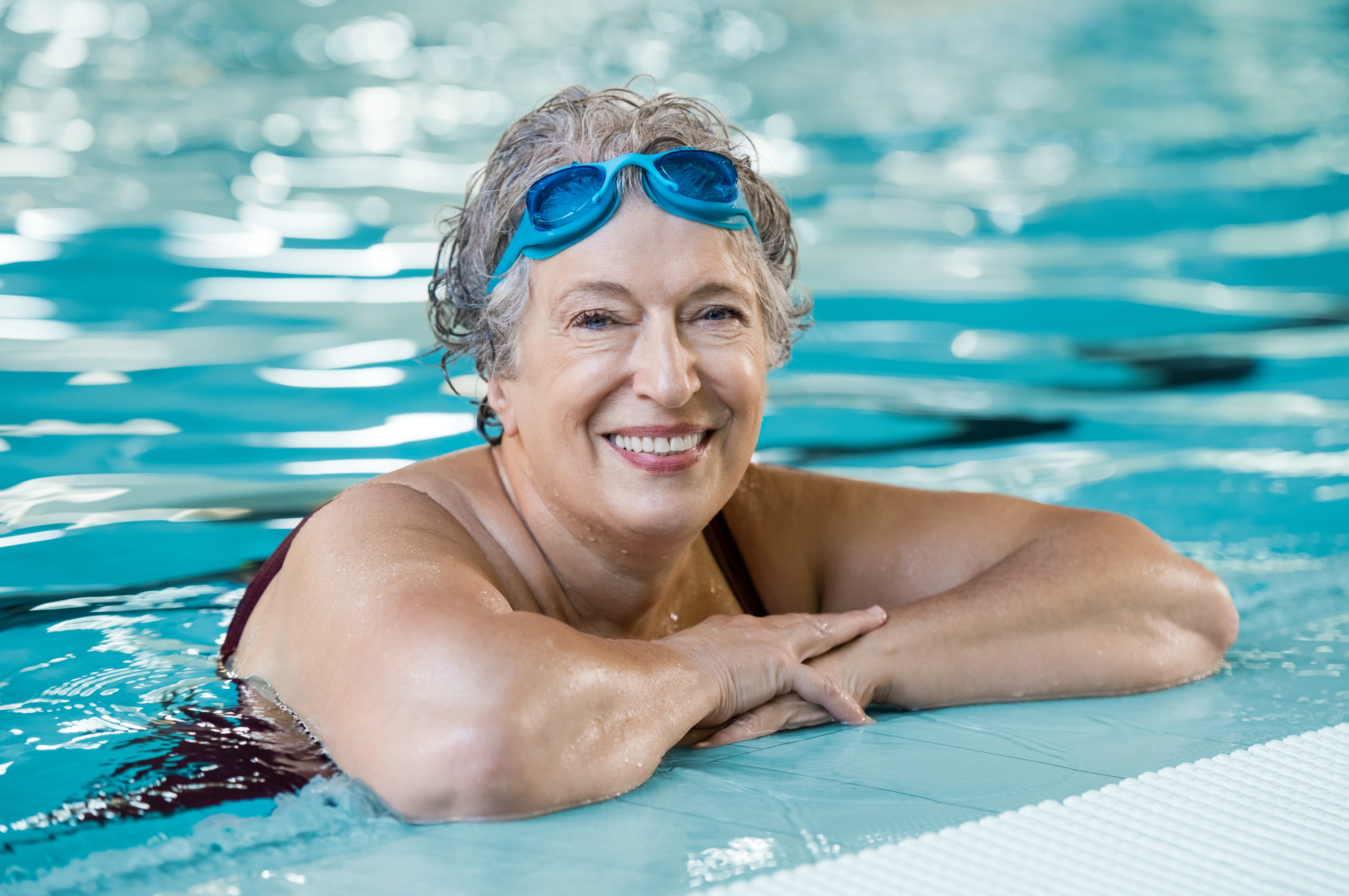 Una mujer en una piscina