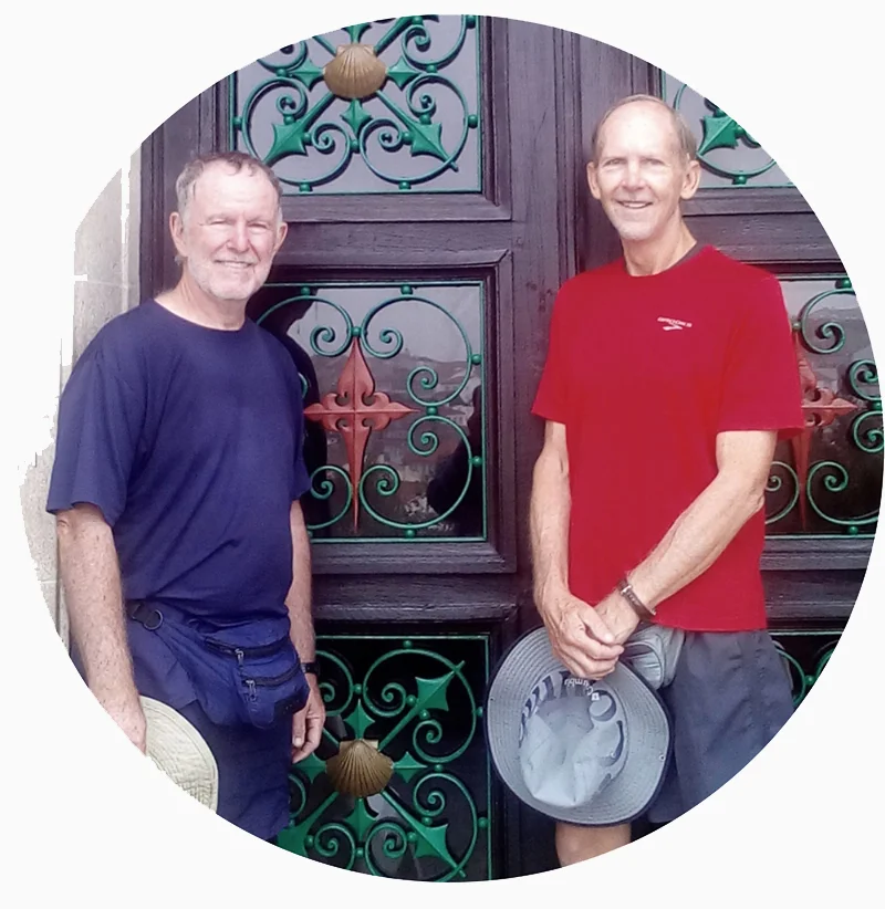 Dos hombres parados junto a una puerta