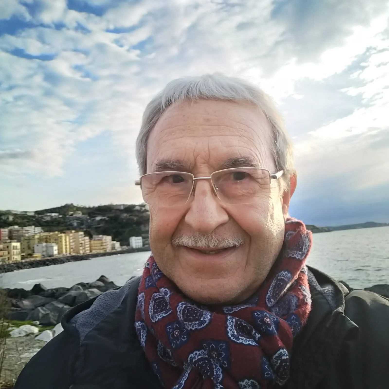 un uomo con gli occhiali sorridente
