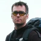 un homme portant des lunettes de soleil