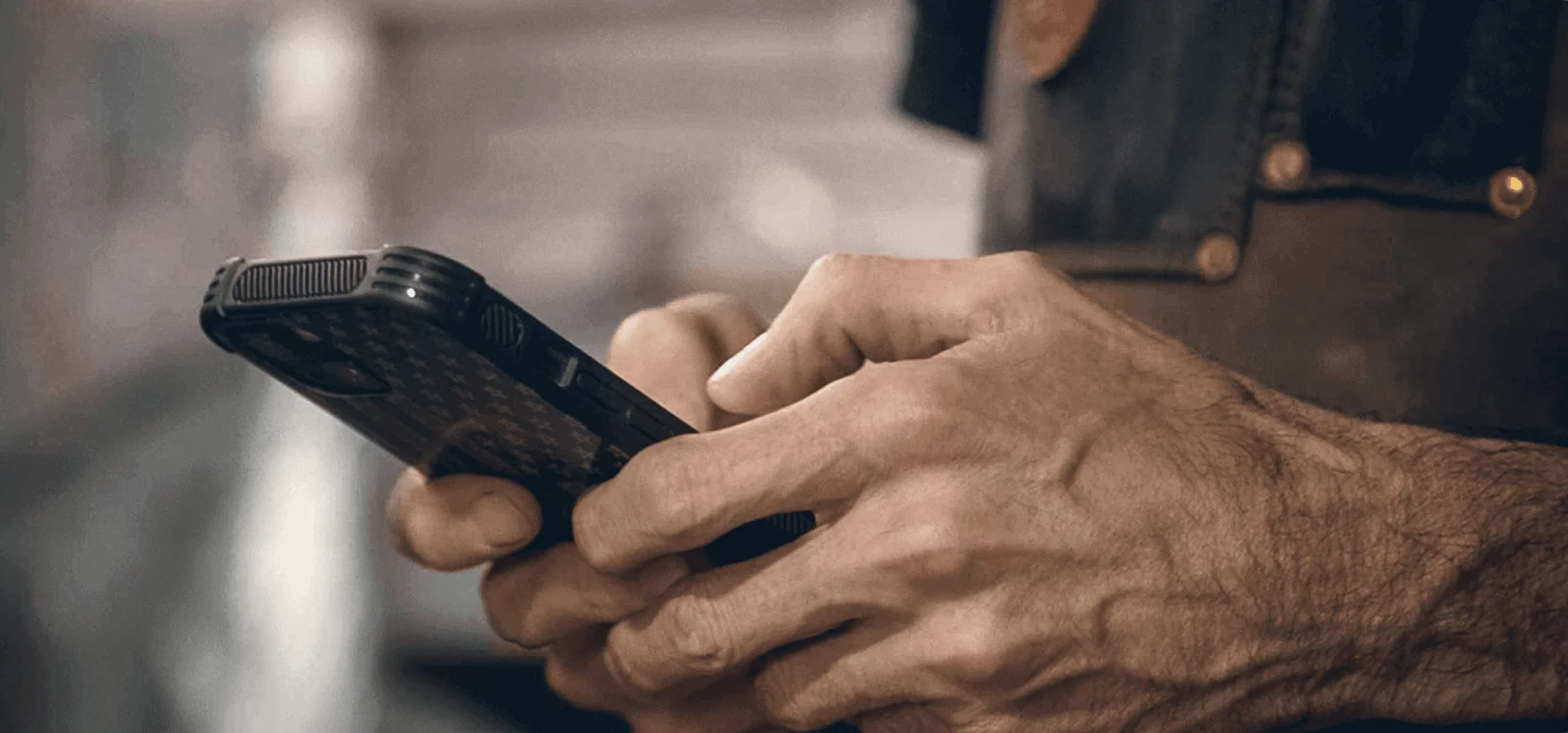 uma pessoa segurando um telefone celular