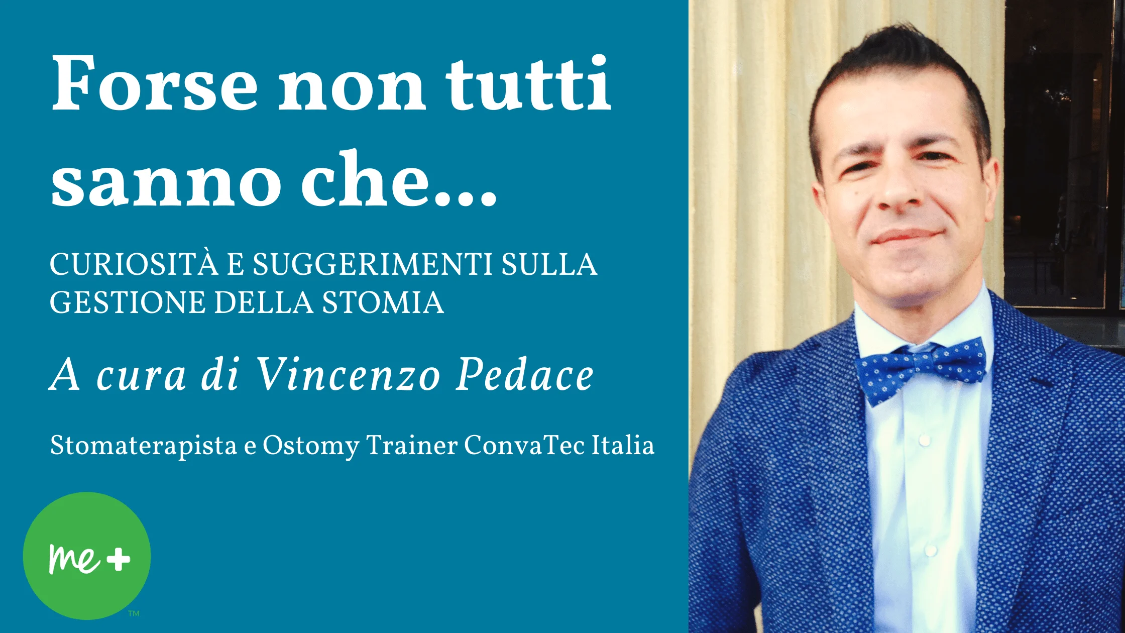 Un uomo in una camicia blu