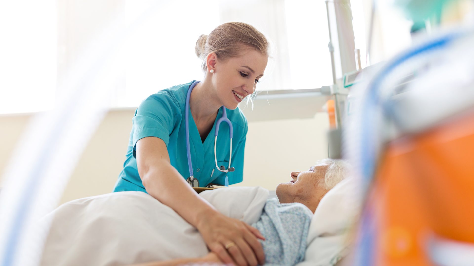 um médico atendendo a um paciente