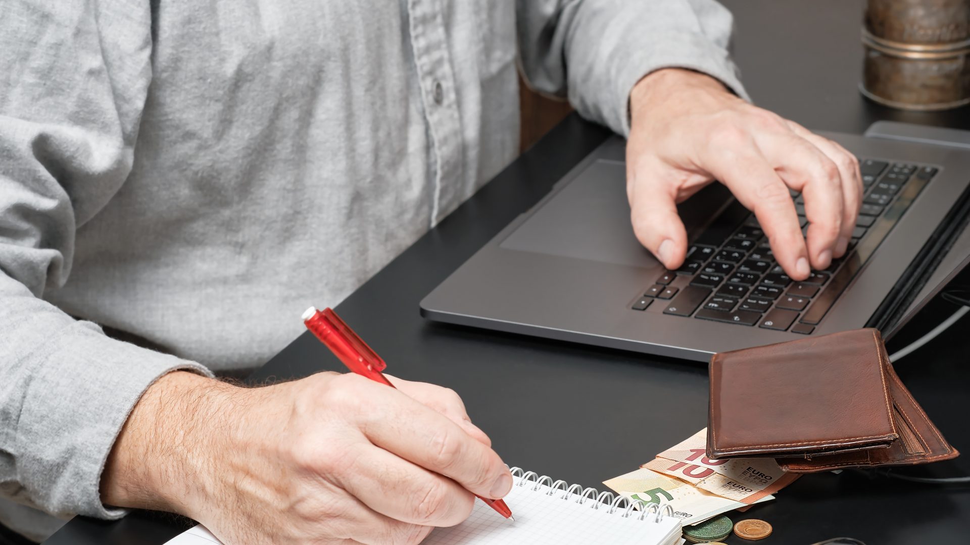 uma pessoa trabalhando em um laptop