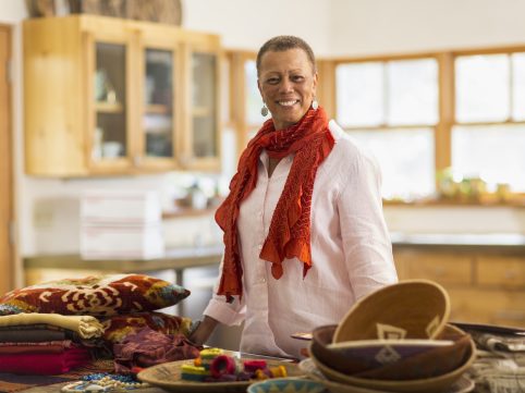 uma mulher em uma cozinha