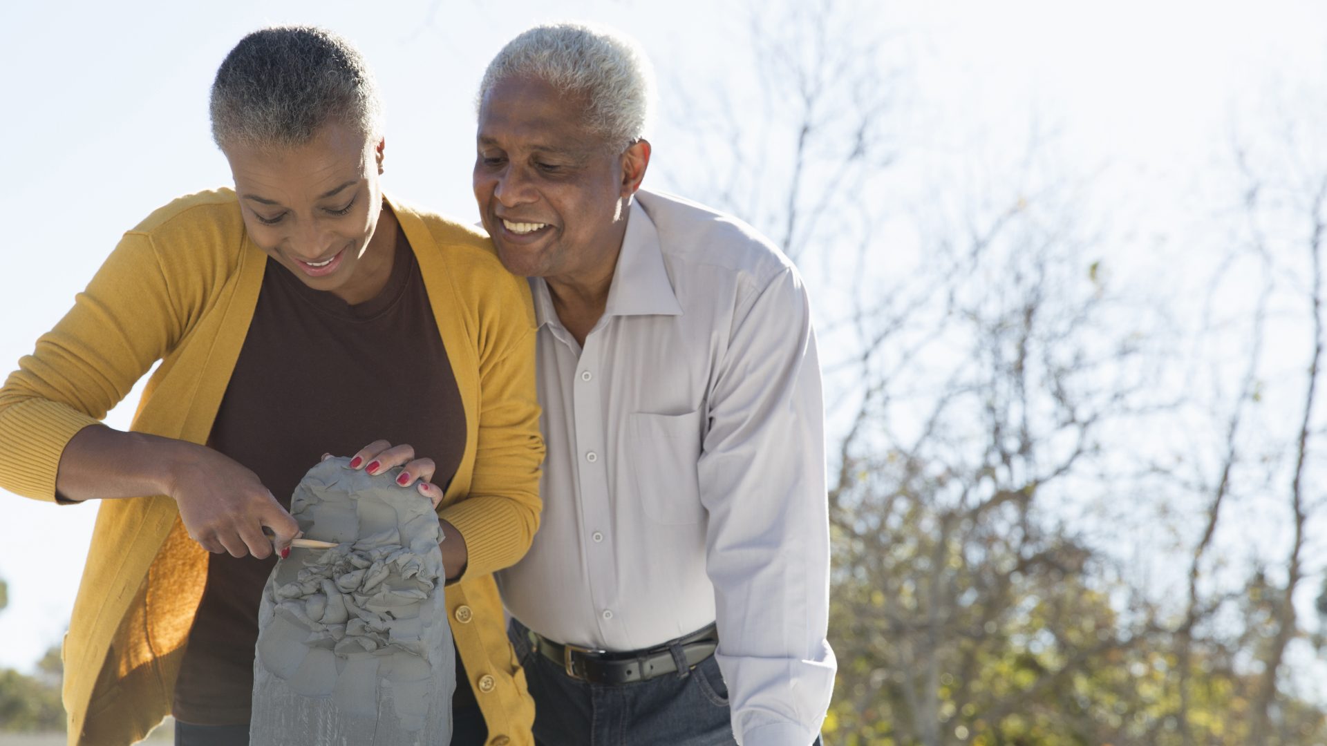 um homem e uma mulher de mãos dadas