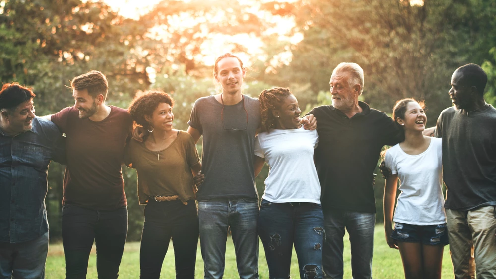 un groupe de personnes posant pour une photo